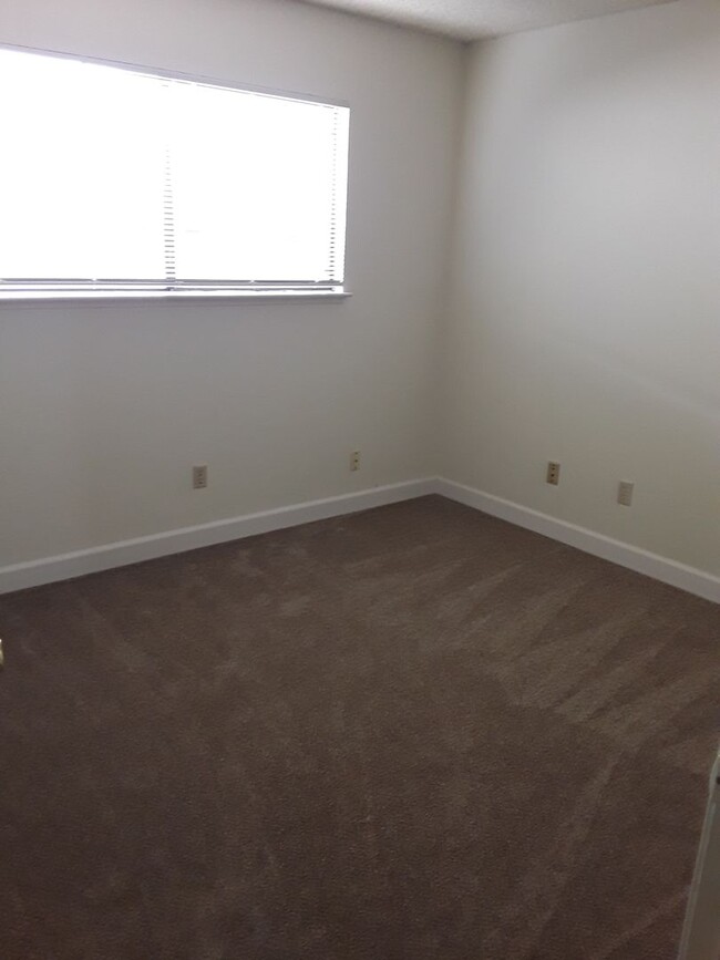 Building Photo - Citrus Heights 3 Bdrm, 2 bath - new carpet...