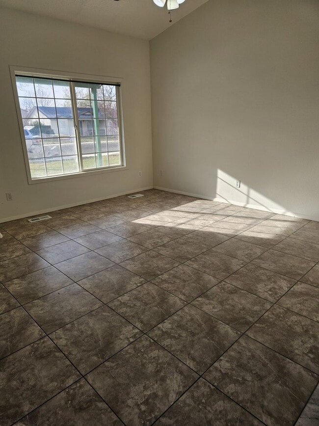 Building Photo - 3 bedroom home in Nampa