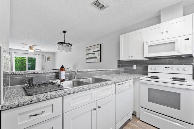 Building Photo - Ready to move in!