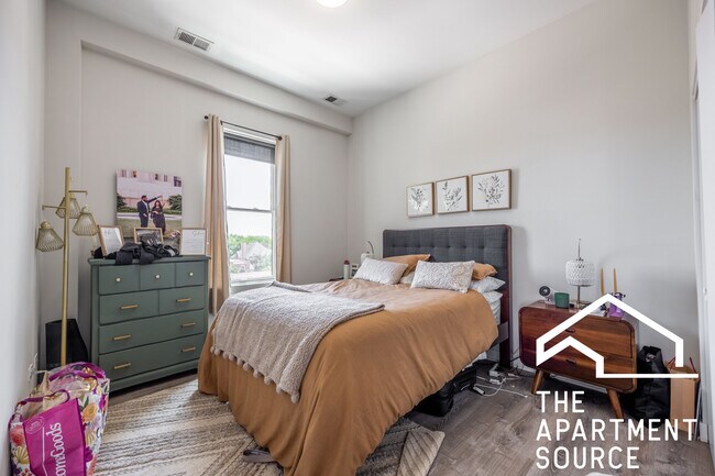 Building Photo - 2247 W Lawrence Ave