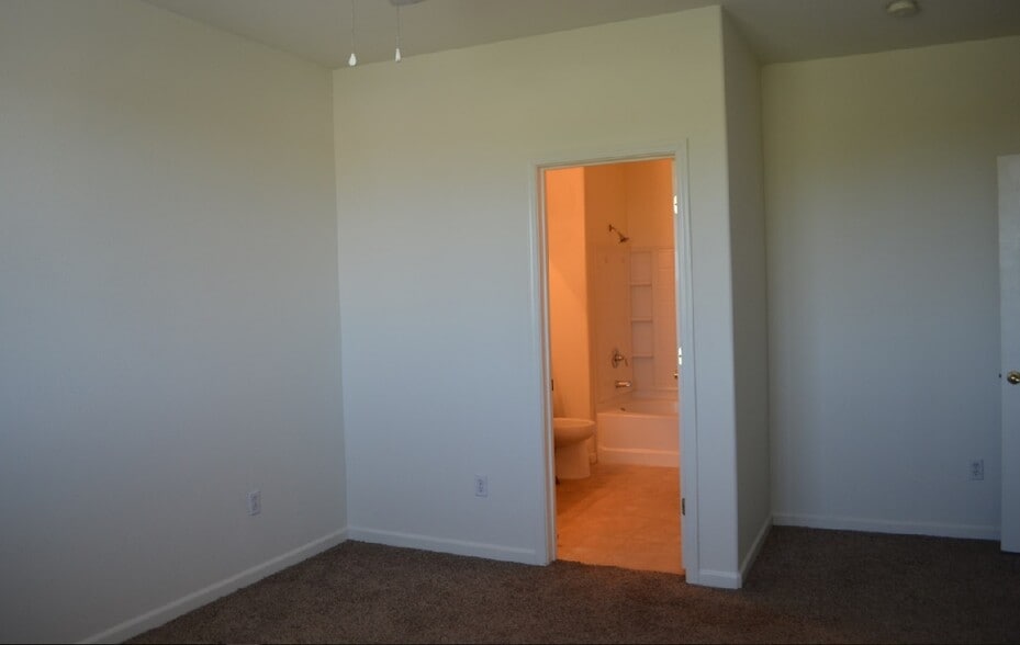 Building Photo - 1360 Shady Ln