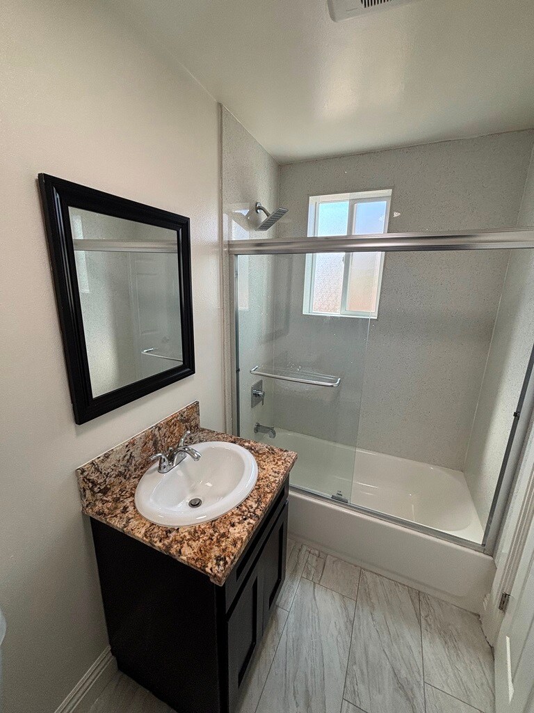 Building Photo - 1229 1/2 W Gage Ave