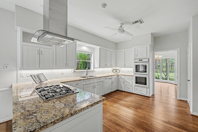 Building Photo - 10811 Hunters Forest Dr