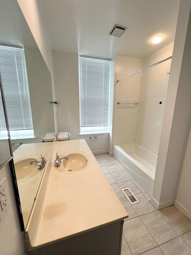 Building Photo - 2110 S 11th St