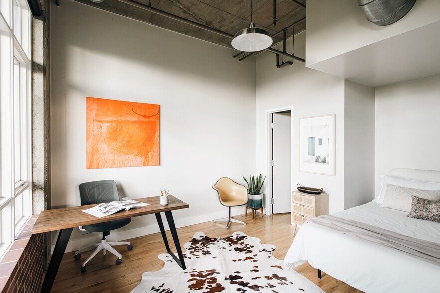 Building Photo - 2000 Little Raven St