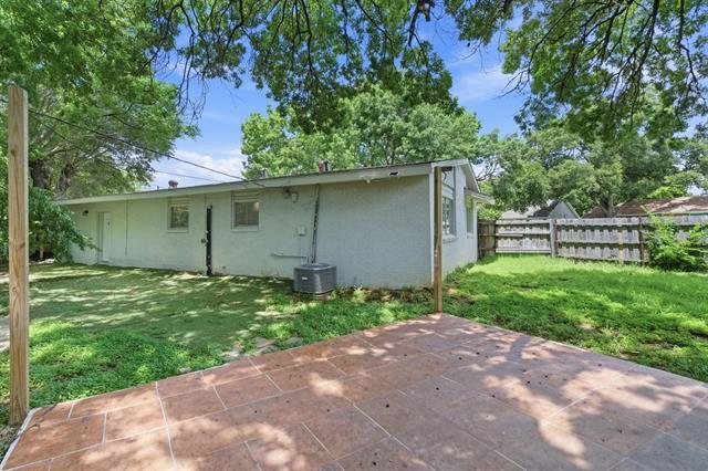 Building Photo - 2204 Dunloe Ave