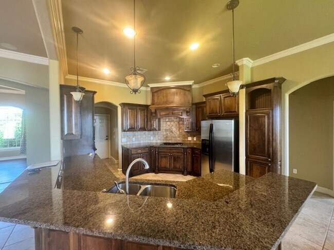 Building Photo - Large 3 bed, 2.5 bath with 30x30 shop