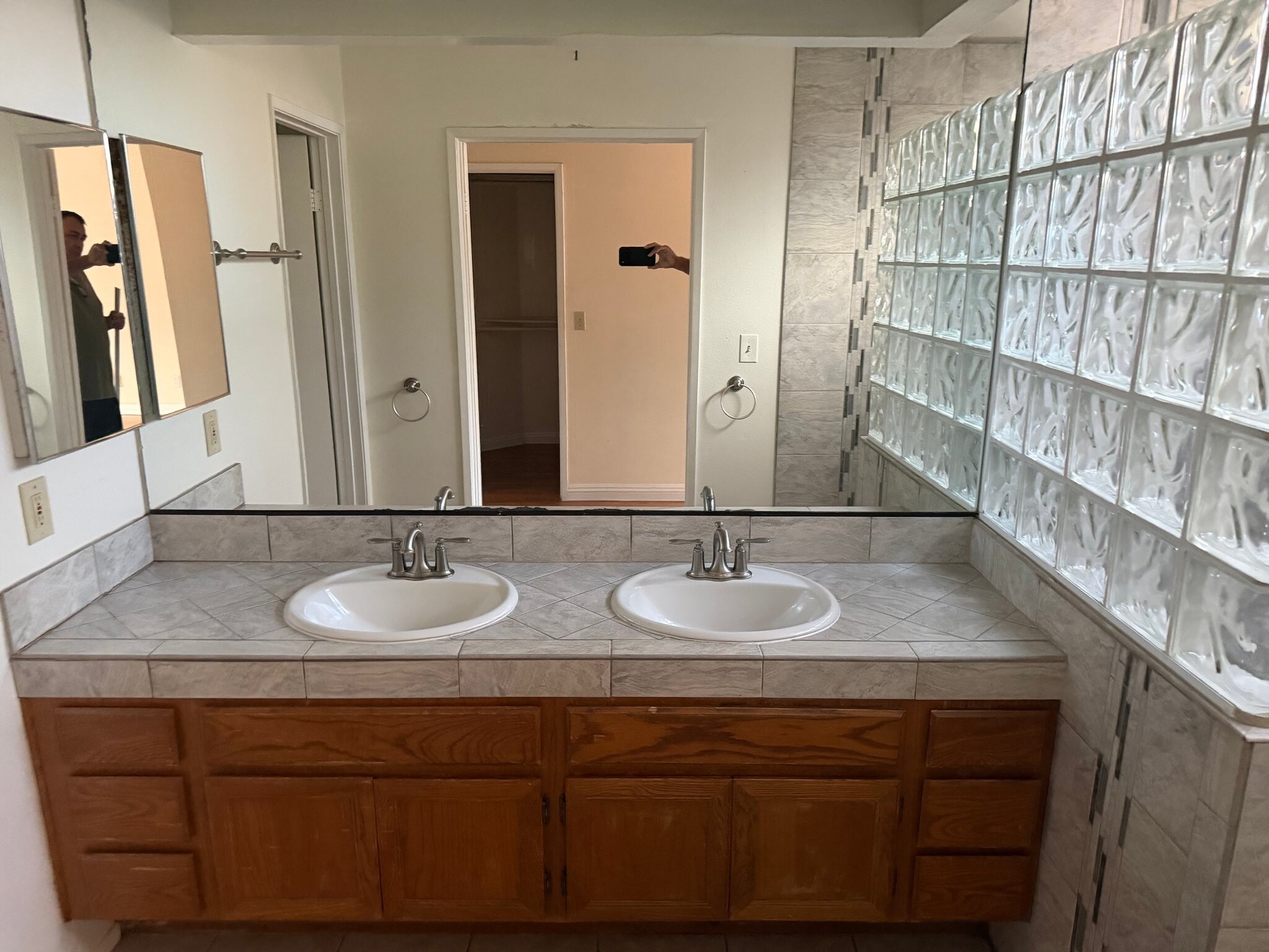 Building Photo - 4500 Villas Dr