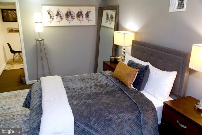 Building Photo - 6525 Kenova St