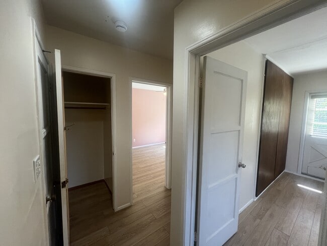 Building Photo - 1735 Parrot St