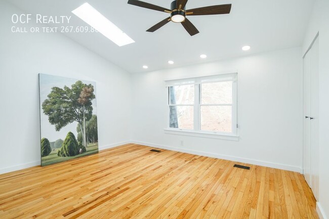 Building Photo - Stunning Old City Townhome