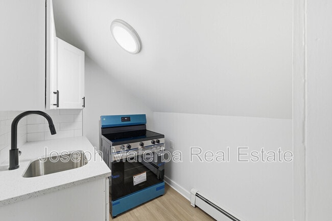 Building Photo - 848 Bank St