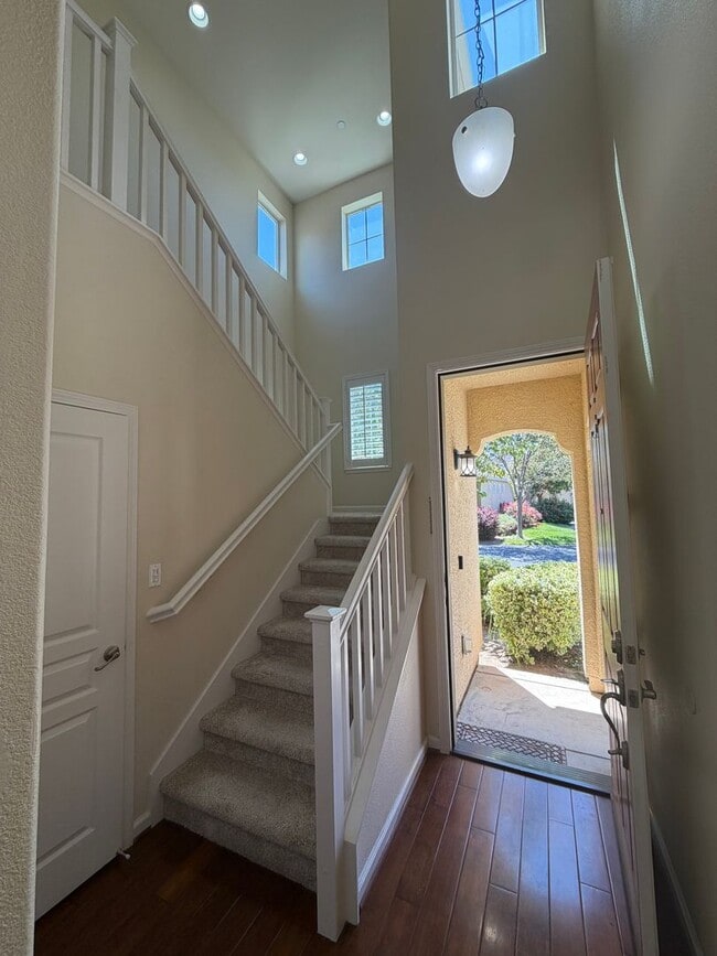 Building Photo - 2 Bedroom | 2.5 Bathroom | Single family home