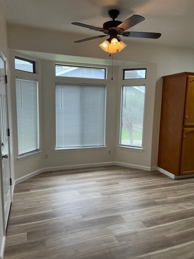 Building Photo - Beautiful Family Home