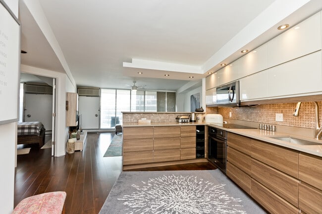 Building Photo - 300 N State St