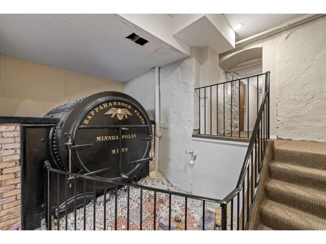 Building Photo - 609 S 9th St