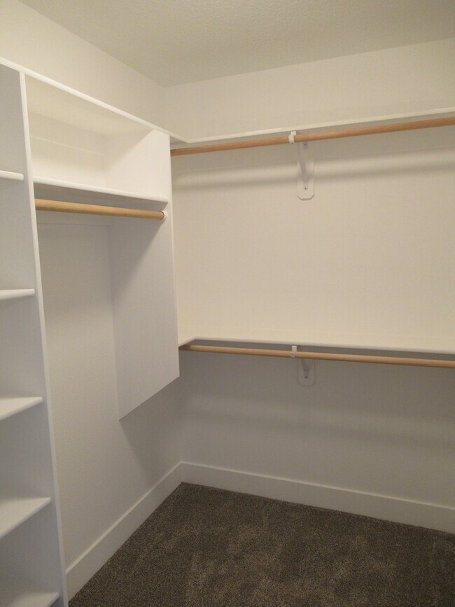 Building Photo - Large Duplex in South Salem!