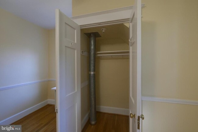 Building Photo - 5717 Chevy Chase Pkwy NW