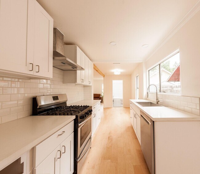 Building Photo - 2018 Monterey St