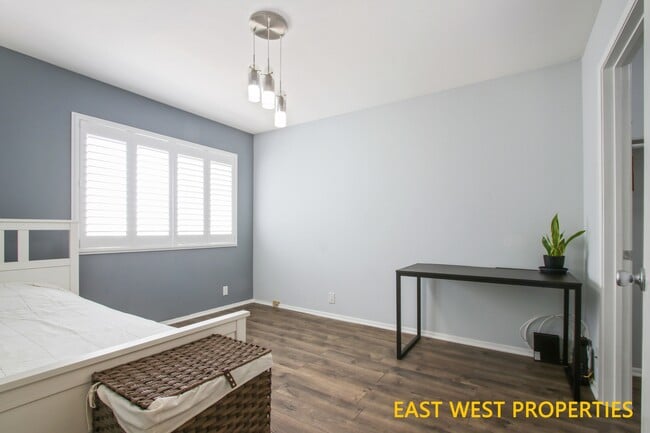 Building Photo - 1430 S Point View St