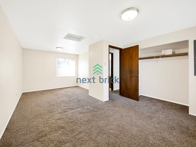 Building Photo - 2 Bed and 1 Bath Single-family Home Availa...