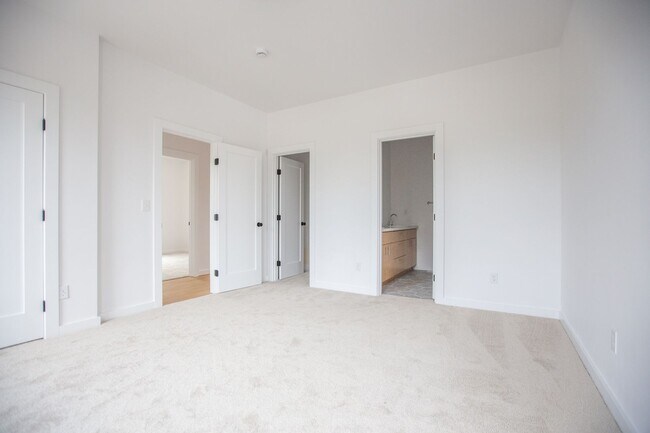 Building Photo - *** 3 Bedroom New Build In SE ! ONE MONTH ...