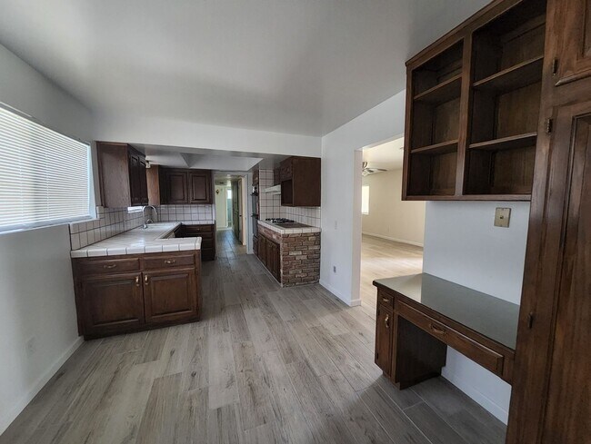 Building Photo - 2801 El Berrendo Ave., Bakersfield, CA 93304