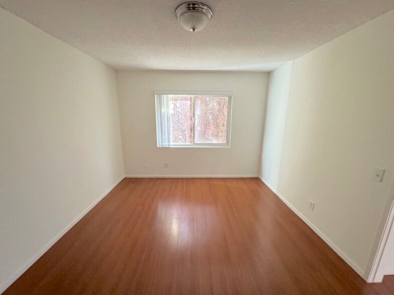 Building Photo - 447 W Elk Ave