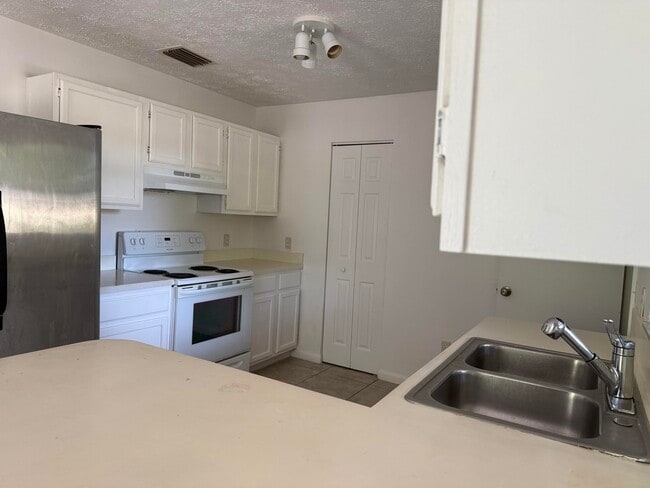Building Photo - 2564 Navajo Ave