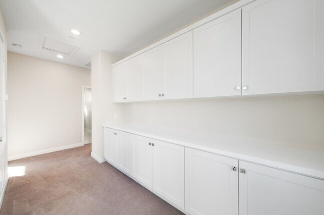 Building Photo - Split level floor plan on a gorgeously upgraded home