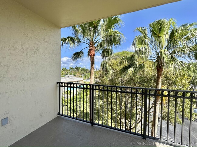 Building Photo - 27 Royal Palm Way