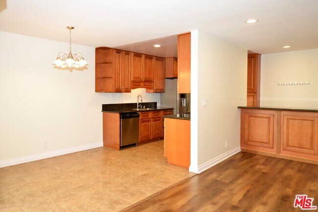 Building Photo - 5950 Canterbury Dr