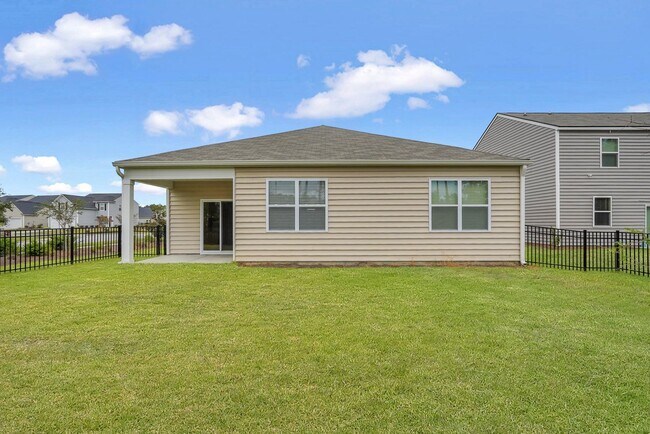 Building Photo - 4 BEDROOMS & FENCED YARD!