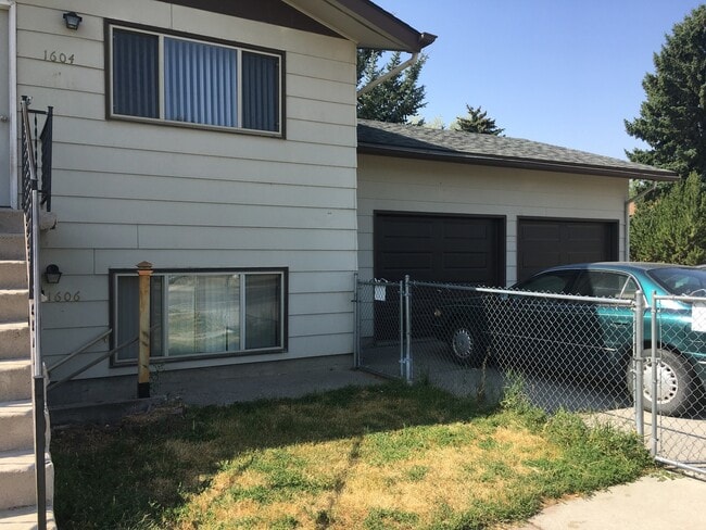 Building Photo - 3 Bedroom 1 Bathroom Duplex