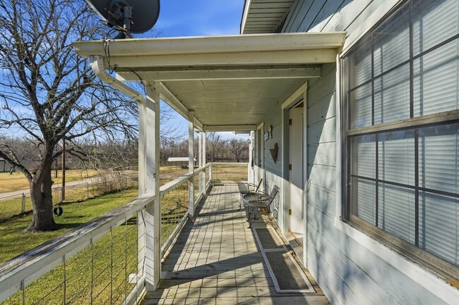 Building Photo - 360 S Lakeside Dr