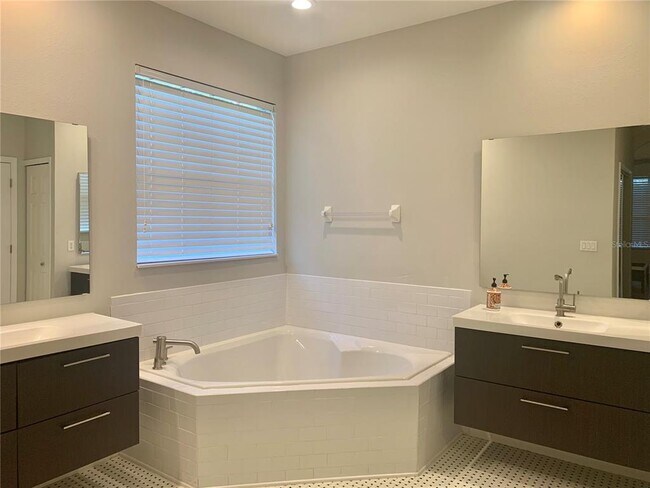 Building Photo - 12462 Westfield Lakes Cir