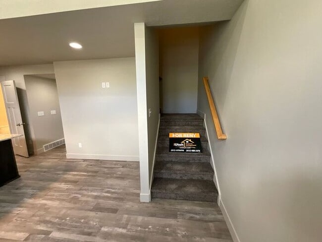 Building Photo - 2 bedroom 2 1/2 bath townhouse