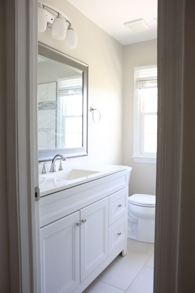 Building Photo - Fabulous neighborhood 4 BR home right on Elizabeth Lake