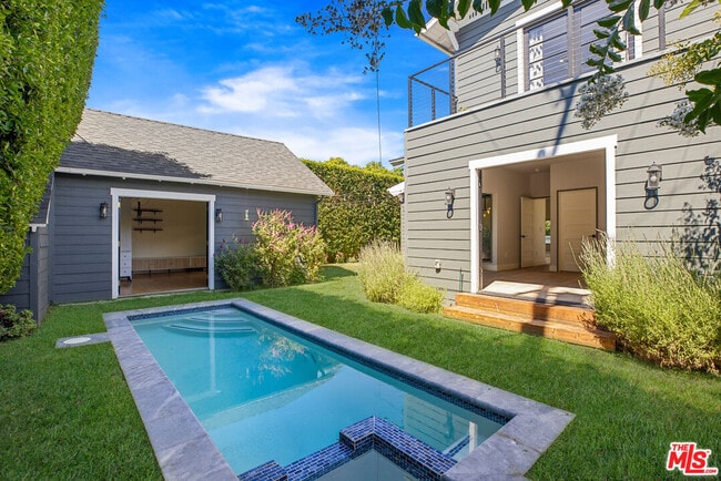 Building Photo - 1203 N Poinsettia Pl