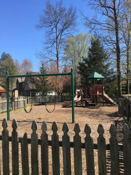 Building Photo - 7063 Elm Ct