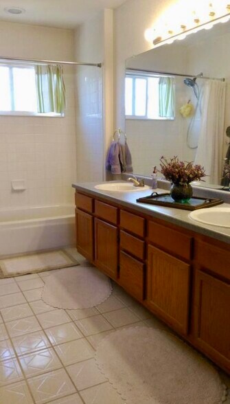 Building Photo - 6297 E 122nd Ave