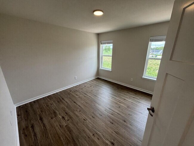 Building Photo - 670 Lambert Dr