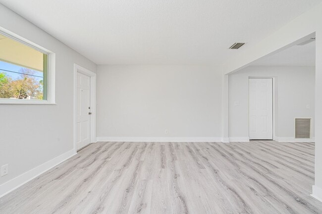 Building Photo - Fully Remodeled 2 Bedroom Home in Prime Ormond Location