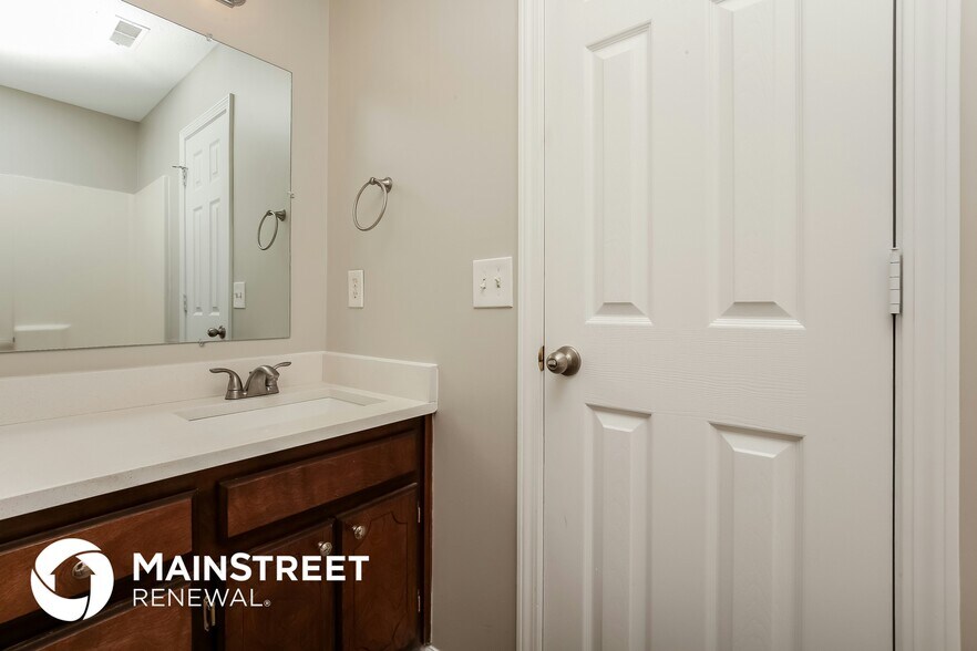 Building Photo - 352 Royal Garden Dr