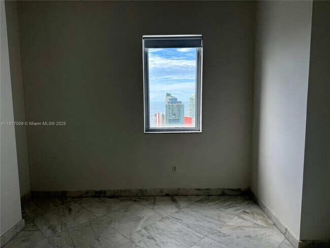 Building Photo - 1060 Brickell Ave