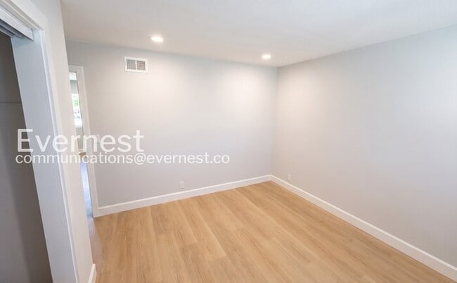 Building Photo - 4-Bed/2-Bath Home /Available Now!