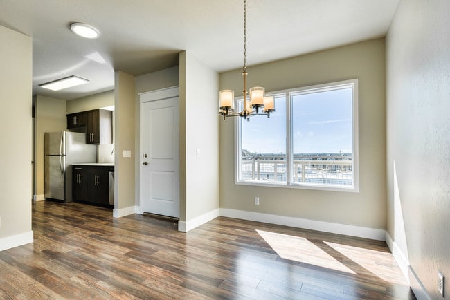 Building Photo - 2200 E Warm Springs Ave