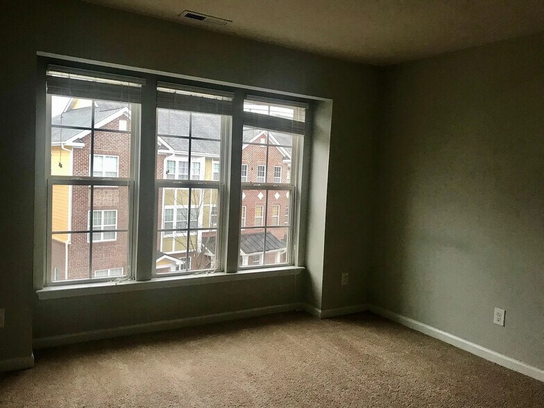 Building Photo - Room in Townhome on Dove Cottage Ln