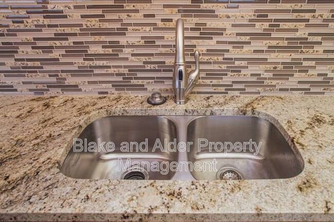 Building Photo - 4330 SW Council Crest Dr
