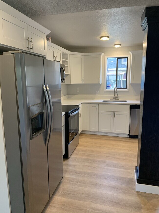 Building Photo - Townhome Available for Move-In!